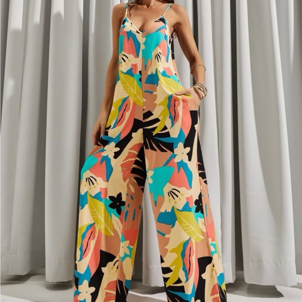 Beautiful Jumpsuit, floral, very nice fabric with pockets.